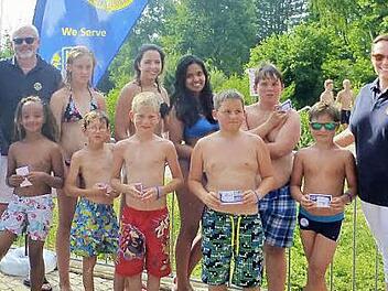 Die Gewinner der Hauptpreise bei der Verlosung der Crana Mare Olympics. Mit im Bild von links Klaus Bächer (Zweiter Vorsitzender DLRG KV Kronach), Monika und Michael Rosenberger (Vorgänger-Lions-Präsident) und von rechts Gerhard Wich (DLRG) und Lions-Präsidentin Daniela Wölfel  Foto: K.- H. Hofmann
