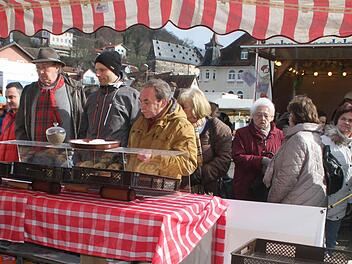 Ein Bummel über den Jahrmarkt gehört nicht nur für die Kulmbacher dazu, sondern aus der gesamten Region strömten die Menschen zum Frühlingsmarkt auf dem Zentralparkplatz. Foto: Sonja Adam