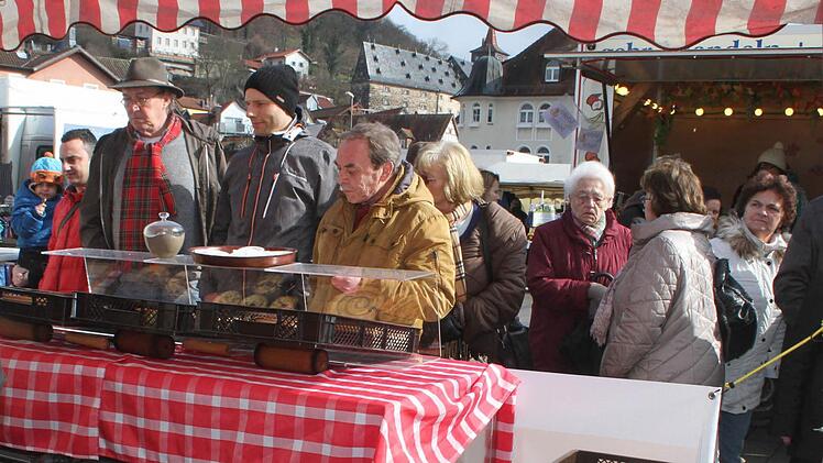 Ein Bummel über den Jahrmarkt gehört nicht nur für die Kulmbacher dazu, sondern aus der gesamten Region strömten die Menschen zum Frühlingsmarkt auf dem Zentralparkplatz. Foto: Sonja Adam