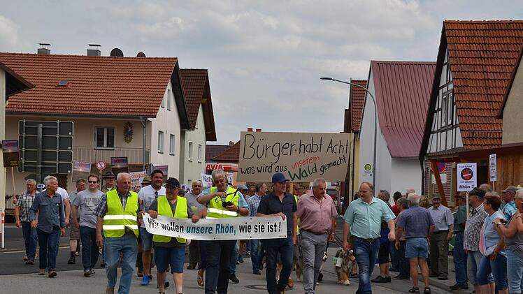 Den Demonstrationszug durch Stangenroth führten die Organisatoren vom Verein "Unsere Rhön - gemeinsam stark" an. Zahlreiche Zuschauer säumten den Straßenrand, viele reihten sich später ein.  Fotos: Kathrin Kupka-Hahn