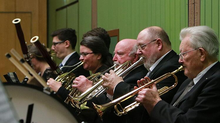Das Orchester der Musikfreunde Neustadt unter Leitung von Hans Stähli beeindruckte mit seinem Sinfoniekonzert in der Mehrzweckhalle Heubischer Straße.Foto: Jochen Berger