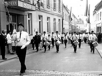 Für Karl-Heinz Schalk ist es das erste Foto der Freundschaft: Der Spielmannszug der Herzogenauracher Feuerwehr begibt sich in der Partnerstadt auf den Weg zur 100-Jahr-Feier der Wolfsberger Wehr. Schalk war damals Spielmannszug-Führer (vorne).  Foto: privat
