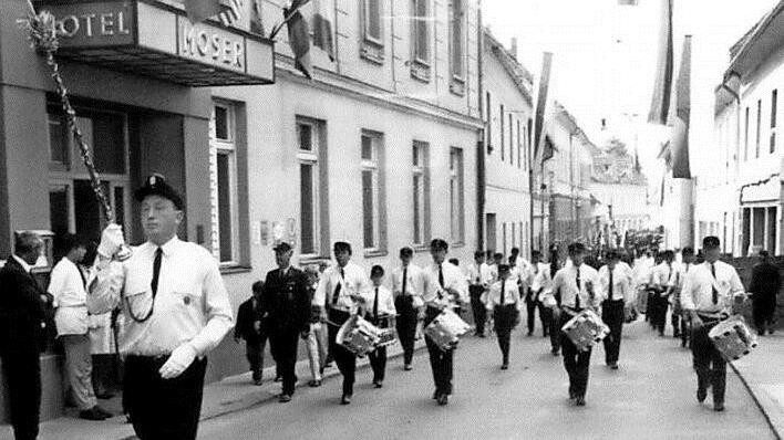 Für Karl-Heinz Schalk ist es das erste Foto der Freundschaft: Der Spielmannszug der Herzogenauracher Feuerwehr begibt sich in der Partnerstadt auf den Weg zur 100-Jahr-Feier der Wolfsberger Wehr. Schalk war damals Spielmannszug-Führer (vorne).  Foto: privat