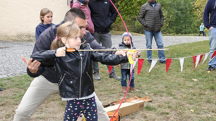 Alina eim Bogenschießen Foto: Desombre