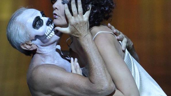 Salome (Marlis Petersen) absolviert ihren Schleiertanz nicht allein, sondern gemeinsam mit dem Tod (Peter Jolesch)  Foto: Wilfried Hösl