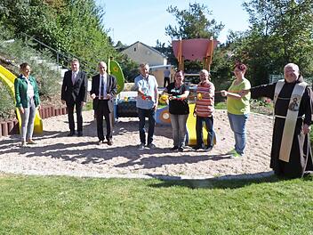 Mit dem Durchschneiden eines Bandes gab Kindergartenleiterin Michaela Stark (Vierte von rechts) den neuen Spielplatz des Kindergartens "Arche Noah" frei. Mit im Bild (von links) Architektin Susanne Augsten, Landrat Klaus Peter Söllner, Bürgermeister Franz Uome, Georg Schramm und Hans-Günther Löffler von der Kirchenstiftung, Elternbeirätin Larissa Völtel und Pfarrer Pater Adrian Manderla Foto: Klaus Peter Wulf