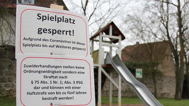 Gesperrte Spielplätze:  Kommt es bald wieder soweit? Das Foto aus dem Höchstadter Engelgarten entstand mitten im sogenannten "Lockdown " am 22. März.  Foto: Archiv/Christian Bauriedel