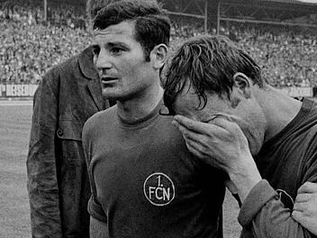 Die Spieler Luggi Müller (links) und Horst Leupold nach dem ersten Bundesliga-Abstieg des 1. FC Nürnberg im Jahr 1969 Foto: imago