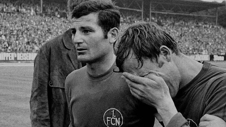 Die Spieler Luggi Müller (links) und Horst Leupold nach dem ersten Bundesliga-Abstieg des 1. FC Nürnberg im Jahr 1969 Foto: imago