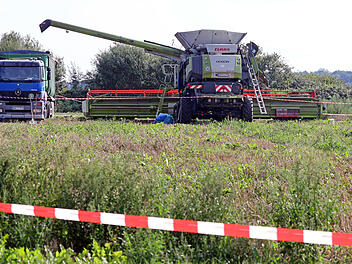 Unfall mit Mähdrescher - Mann verliert beide Beine