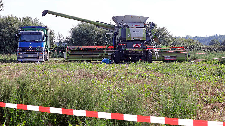 Unfall mit Mähdrescher - Mann verliert beide Beine