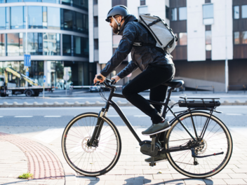 Trekking E-Bikes sind wahre Alleskönner - auch im Stadtverkehr.
