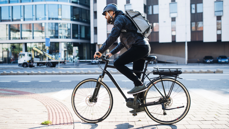 Trekking E-Bikes sind wahre Alleskönner - auch im Stadtverkehr.