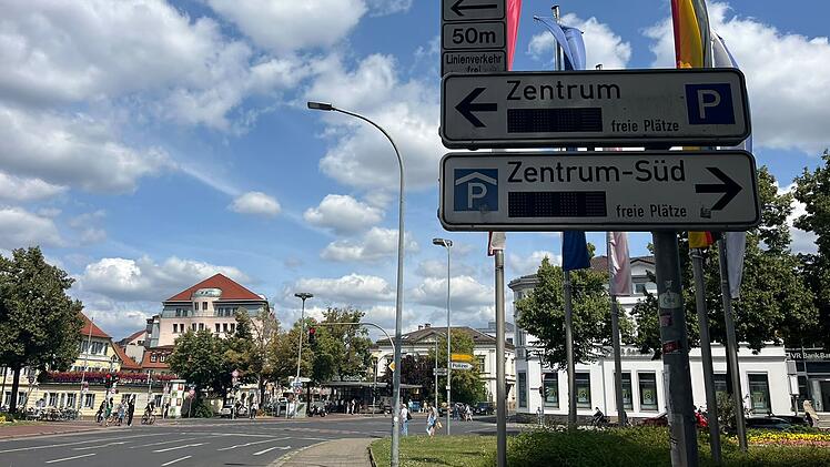 Parkh&auml;user und Parkleitsysteme sollen den Verkehr in Bamberg gezielt lenken. Oftmals sind die digitalen Anzeigetafeln jedoch ausgeschaltet.