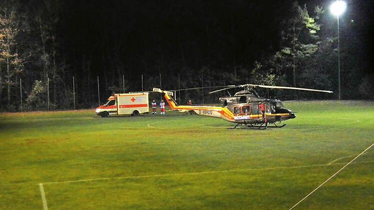 Im Notfall setzt ein Hubschrauber auch einmal auf dem Fußballfeld in Trabelsdorf auf.