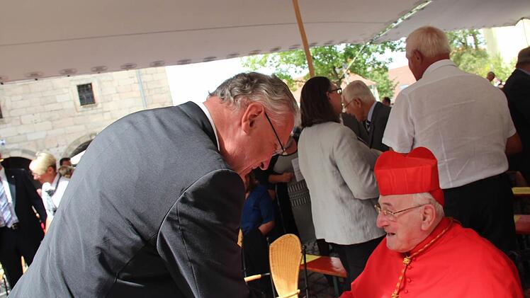Staatsminister Hermann begrüßt Kardinal Brandmüller. Foto: Johanna Blum