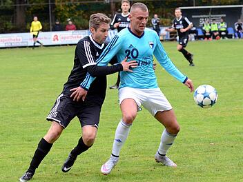 Genc Bajrami (re.) hat den Körper, um seinen Sander Gegenspieler Josef Pickel vom Ball fern zu halten. Die Gäste präsentierten sich aber aggressiver als der Jahn und nahmen verdient drei Punkte mit.  Foto: herzopress