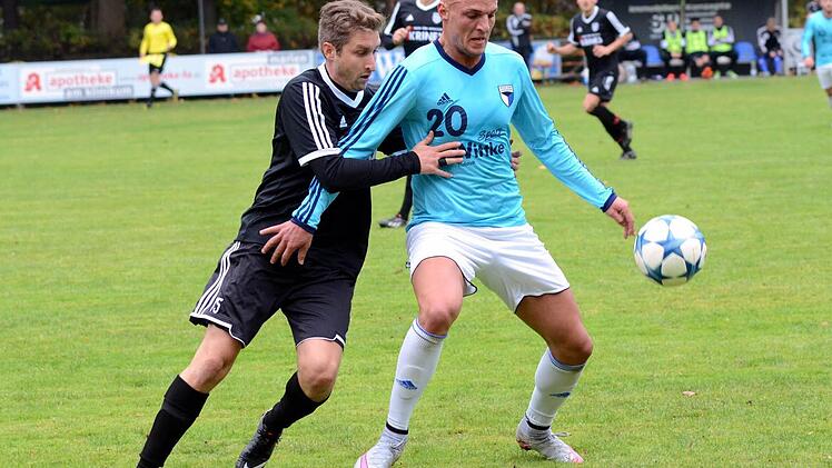 Genc Bajrami (re.) hat den Körper, um seinen Sander Gegenspieler Josef Pickel vom Ball fern zu halten. Die Gäste präsentierten sich aber aggressiver als der Jahn und nahmen verdient drei Punkte mit.  Foto: herzopress
