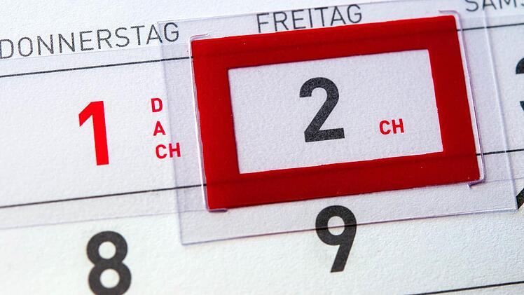 Ein Kalender zeigt in einem Haushalt in Sieversdorf (Brandenburg) einen Kalender, der das Datum 02.01.2015, ein sogenannten Brückentag, zeigt. Foto: Patrick Pleul/dpa