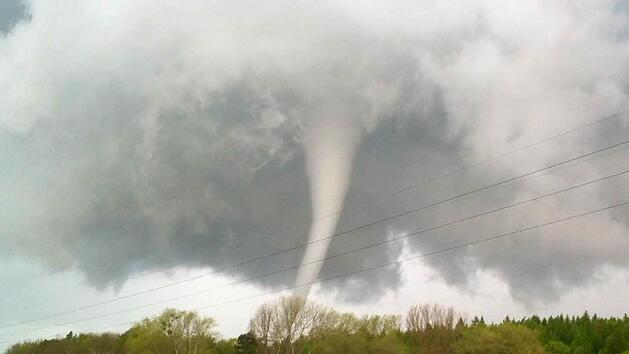 Die am fr&uuml;hen Abend des 05.05.2015 entstandene Aufnahme zeigt eine Windhose &uuml;ber einem Waldst&uuml;ck ca 15 Kilometer von B&uuml;tzow. (Mecklenburg-Vorpommern) entfernt. Foto: Hein-Godehart Petschulat/dpa