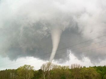 Die am frühen Abend des 05.05.2015 entstandene Aufnahme zeigt eine Windhose über einem Waldstück ca 15 Kilometer von Bützow. (Mecklenburg-Vorpommern) entfernt. Foto: Hein-Godehart Petschulat/dpa