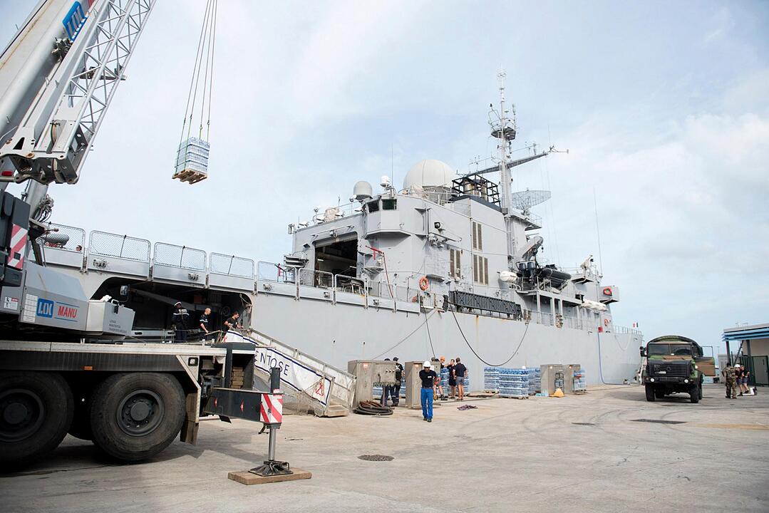Französische Marinesoldaten verladen Wasservorräte für die Insel Martinique