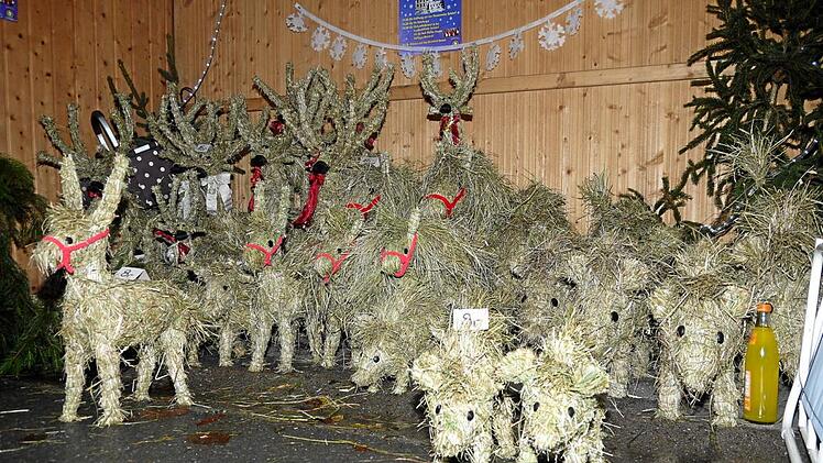 Rentiere, Pferdchen, M&auml;use und anderes Getier aus Stroh warteten auf einen Abnehmer. Klemens Albert
