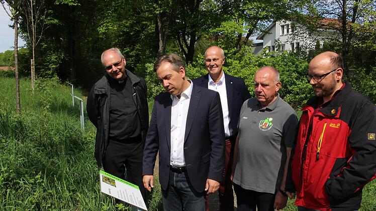 Dekan Kilian Kemmer, Landrat Alexander Tritthart, Bürgermeister Gerald Brehm, Vereinsvorsitzender Herbert Lawrenz und Axel Geier von der Sparkasse (v. l.) begutachten die Infotafeln, auf den Name, Herkunft, Wuchs und Verwendung der Wildobstsorten nachzulesen ist. Foto: Evi Seeger