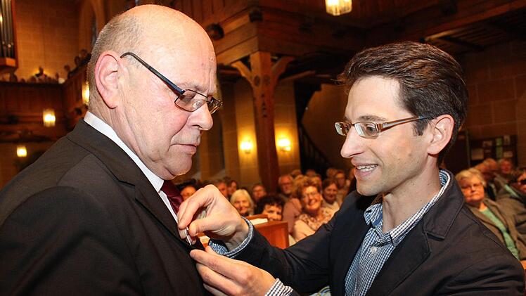 Bernhard Löw bekommt Urkunde und Anstecknadel von Sven Menhorn überreicht. Foto: Carmen Schwind