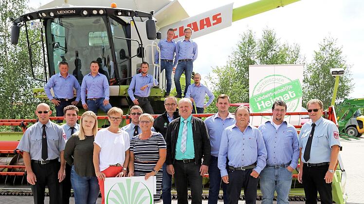 Die Pr&auml;sentation mit FFW-Vorsitzendem Richard Gstader, Heidi Kr&auml;mer, Rosi Kraus und Reinhard Friedrich, Seniorchef Georg Kr&auml;mer mit Angeh&ouml;rigen des Betriebes und der Feuerwehr Foto: PR