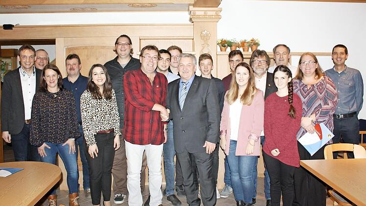 Der Kreisvorsitzende des NBMB, Wolfgang Müller ( vorne 3. v. r.) gratuliert Dirigent Klaus Urban für 50 Jahre Musizieren. Hinten von links 1. Vorsitzender Markus Welscher, Alexander Klug (stellvertretender Kreisvorsitzender NBMB) und weitere Jubilare. Foto: K.-H. Hofmann