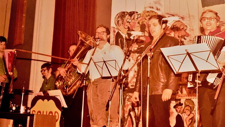 Showeinlage von Sound 66 bei einem Faschingstanz.Archiv Johannes Bloching