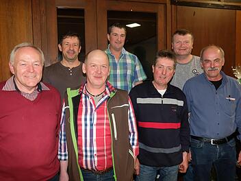 Wechsel der Jagdvorsteher: Reinhold Haas (links) übergibt sein Amt an Robert Koch (zweiter von links), daneben stehen Holger Zeller, Otto Winter; (hinten von links): Matthias Koberstein, Stefan Selbert und Claus Schaidt.  Foto: Gerd Schaar