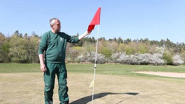 Noch wird es etwas Zeit dauern, ehe Greenkeeper James Croft aif dem Golfplatz des GC K&uuml;ps mit der Qualit&auml;t des Rasens zufreden ist. Foto: Marian Hamacher