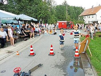 Die Kinderfeuerwehr Reuth in Aktion. Die zahlreichen Zuschauer spendeten nach der Schauübung viel Beifall.  Foto: Dieter Wolf