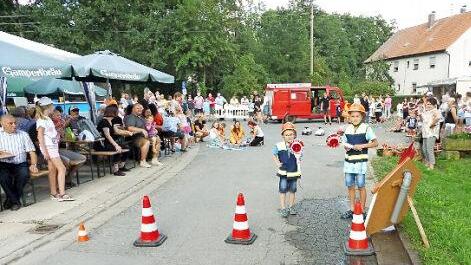 Die Kinderfeuerwehr Reuth in Aktion. Die zahlreichen Zuschauer spendeten nach der Schauübung viel Beifall.  Foto: Dieter Wolf