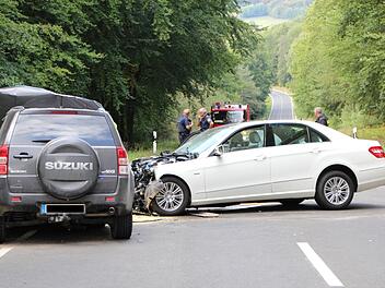Aus noch ungekl&auml;rter Ursache stie&szlig;en zwei Autos auf der B 286 zusammen.  Foto: Johannes Schlereth