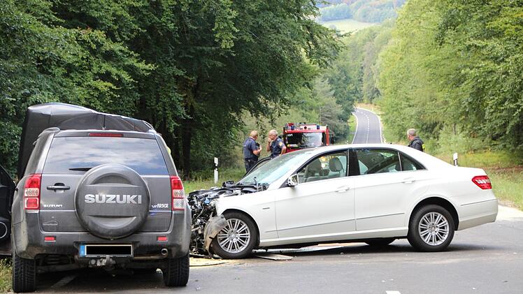 Aus noch ungekl&auml;rter Ursache stie&szlig;en zwei Autos auf der B 286 zusammen.  Foto: Johannes Schlereth