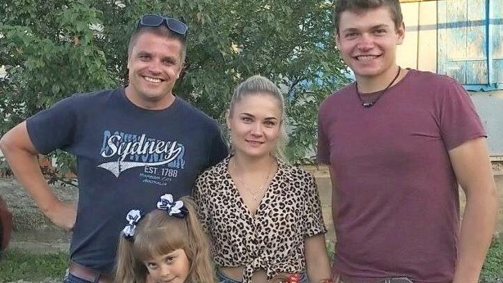 Christian Kowalczyck (links) und seine Familie haben derzeit Unterstützung von Hannes Kellner aus Deutschland. Der absolviert ein Praktikum in dem russischen Betrieb. Foto: privat