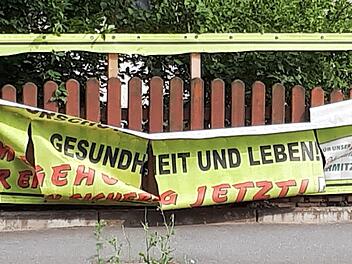 Lesbar ist dieses Plakat, das für eine Umfahrung von Dormitz wirbt, kaum noch. Weitere Banner der Initiative wurden stark beschädigt.  Fotos: privat