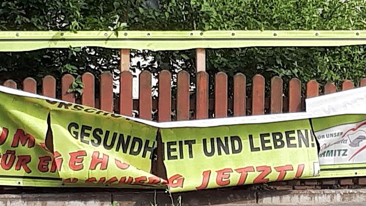Lesbar ist dieses Plakat, das für eine Umfahrung von Dormitz wirbt, kaum noch. Weitere Banner der Initiative wurden stark beschädigt.  Fotos: privat