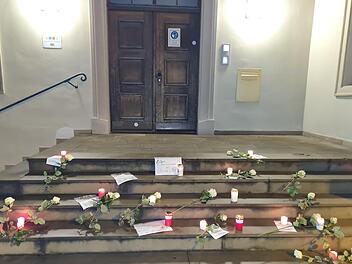Der jüngste Protest einiger Menschen, die sich gegen den Umgang der Politik und der Justiz mit Corona aussprechen: Sie stellten vor dem Bad Kissinger Amtsgericht Kerzen auf, legten Rosen aus - eine Art Grabdekoration. So drückten sie ihre "Trauer" darüber aus, dass das Bundesverfassungsgericht die Maßnahmen gegen die Pandemie für rechtmäßig erachtet hat. Foto: Susanne Will