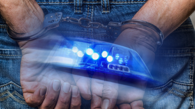 Ein 49-jähriger Mann greift am 4. Juni 2025 in Osthausen Polizeibeamte an, was zu einem Großeinsatz und einem Krankenhausaufenthalt eines Beamten führt.