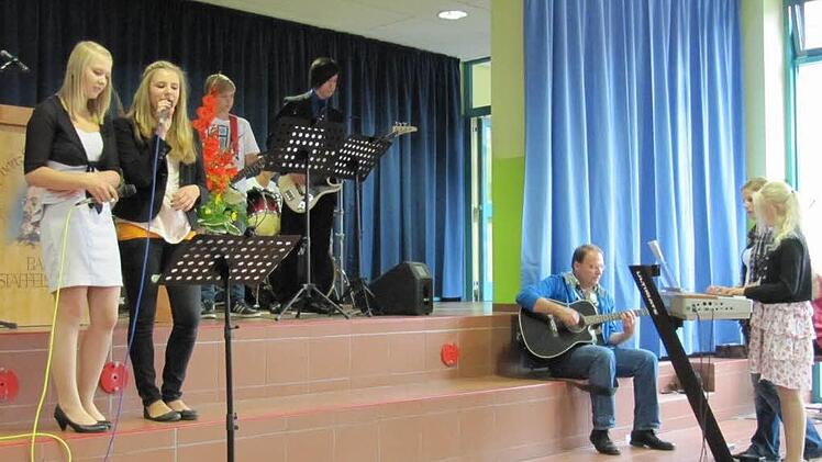 Lehrer Wolfgang Haßler (sitzend) begleitete die Schulband bei "Wind of Change".