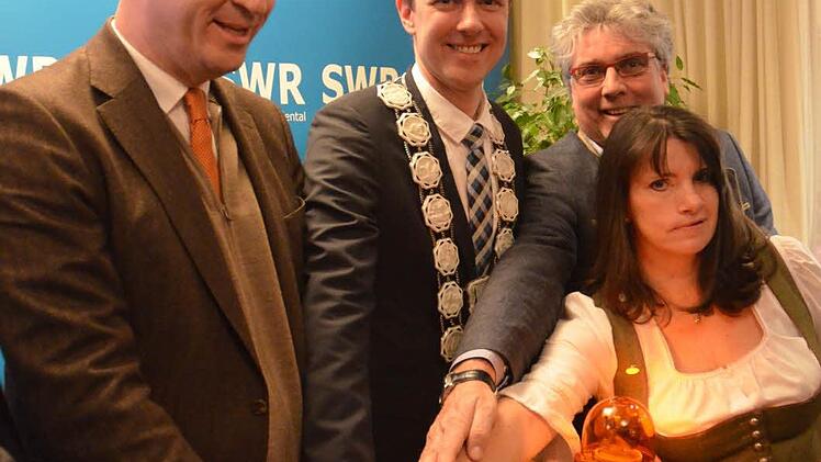 Symbolischer Druck auf den Startknopf für das schnelle Internet (von links): Staatsminister Markus Söder, Bürgermeister Marco Steiner sowie Christof und Kerstin Pilarzyk.  Foto: Rainer Lutz