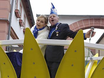 Das Prinzenpaar Moni I. und Rainer I. grüßt von seiner närrischen Staatskarosse. Foto: Winfried Ehling