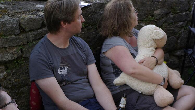 Wenn die Sonne untergeht, hilft auch schon mal ein Schaf-Kuscheltier gegen die Kälte.Foto: Winfried Ehling