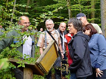 Die Stationen des Schulwaldes an der Hermannsruh wurden bei dem Rundgang ebenfalls besucht. Hier lässt sich der Betriebsleiter des AELF, Bernhard Zürner (links), von Schulleiterin Claudia Klaas eine Infotafel erklären.  Fotos: Kathrin Kupka-Han
