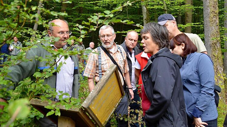 Die Stationen des Schulwaldes an der Hermannsruh wurden bei dem Rundgang ebenfalls besucht. Hier lässt sich der Betriebsleiter des AELF, Bernhard Zürner (links), von Schulleiterin Claudia Klaas eine Infotafel erklären.  Fotos: Kathrin Kupka-Han