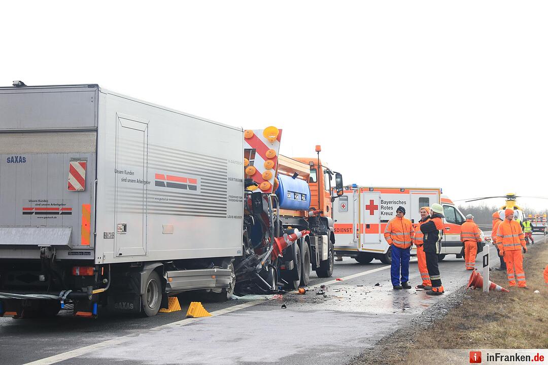 Lkw rast auf der A70 bei Haßfurt in Absicherungshänger